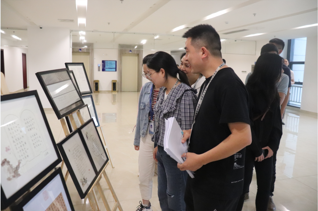 圖為：開投集團(tuán)展出優(yōu)秀獲獎(jiǎng)作品，干部職工及家屬參觀書法作品，學(xué)習(xí)廉潔文化.png
